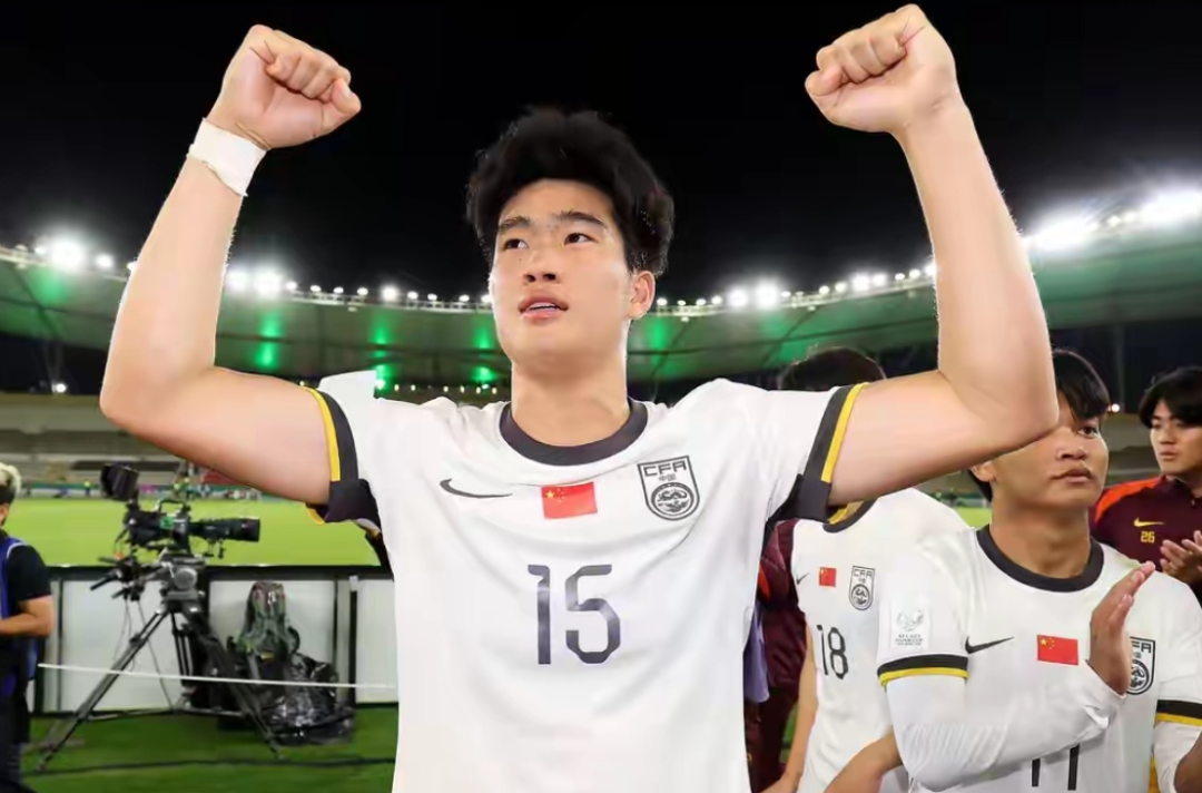 九游社区-日本4-0夺冠又1细节曝光：后卫用头封堵胡荷韬射门，中国队应学习